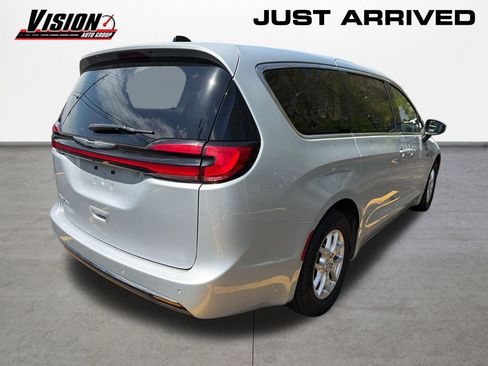 Used 2023 Chrysler Pacifica Touring-L FWD image 4
