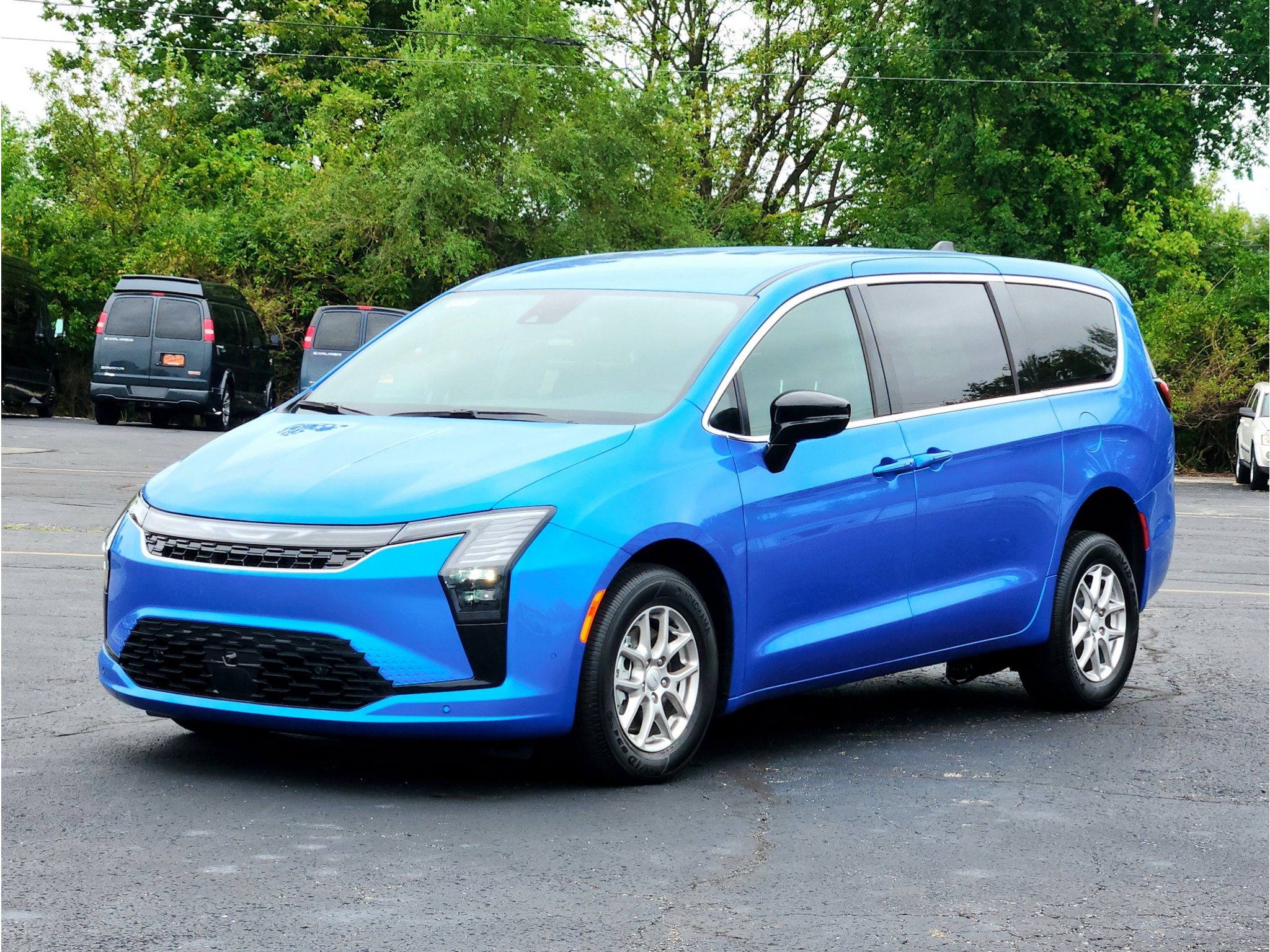 New 2027 Chrysler Pacifica Select FWD image 2