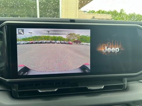 Used 2025 Jeep Gladiator Rubicon w/ Convenience Group AWD/4WD image 22