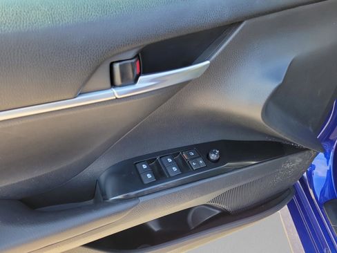 Used 2018 Toyota Camry LE image 6