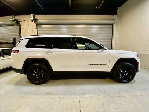 Used 2023 Jeep Grand Cherokee L Laredo RWD image 5