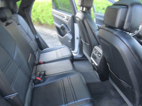 Used 2020 Porsche Cayenne image 55