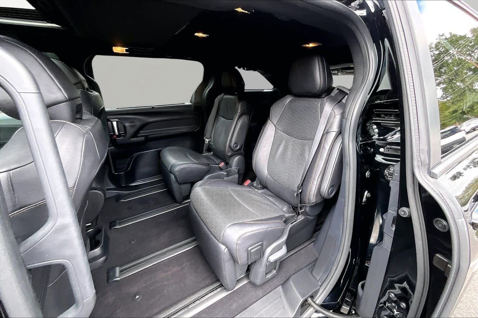 Used 2025 Toyota Sienna Limited FWD image 21