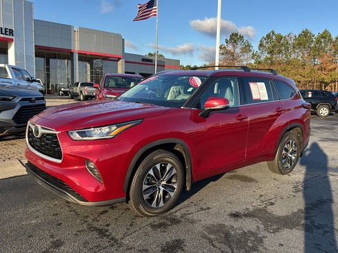 Certified 2020 Toyota Highlander XLE image 2