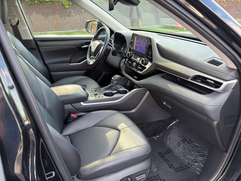 Used 2025 Toyota Highlander XLE AWD/4WD image 29