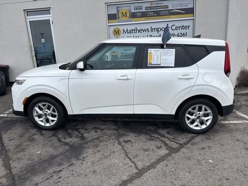 Certified 2022 Kia Soul S image 2