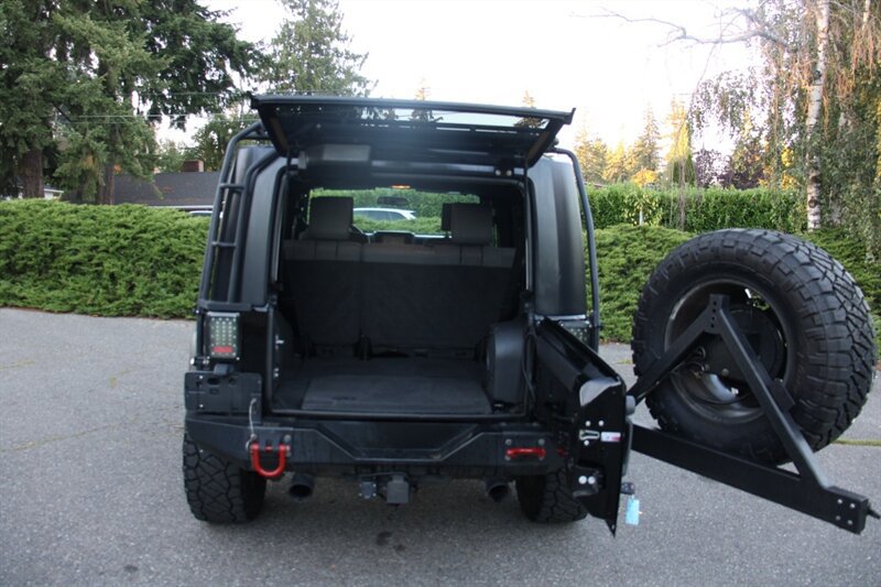 Used 2009 Jeep Wrangler Unlimited Sahara AWD/4WD image 18