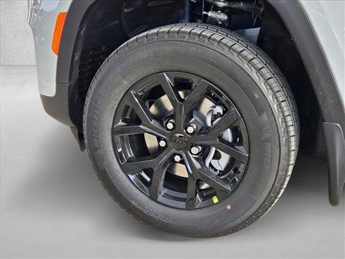 New 2025 Jeep Grand Cherokee Altitude image 10