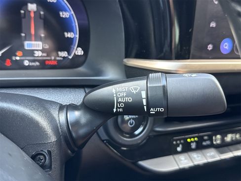 Used 2023 Toyota Crown Limited image 25