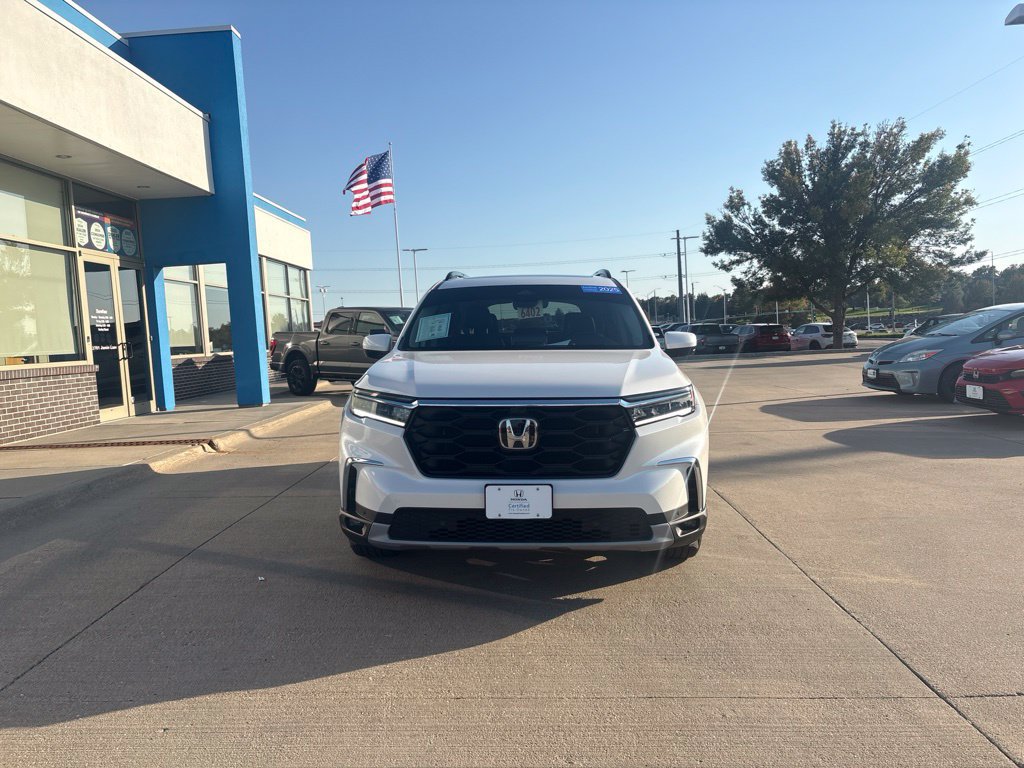 Used 2025 Honda Pilot Elite image 2