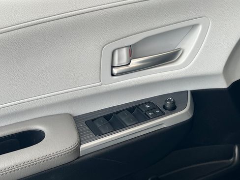 Certified 2025 Toyota Sienna XLE FWD image 11
