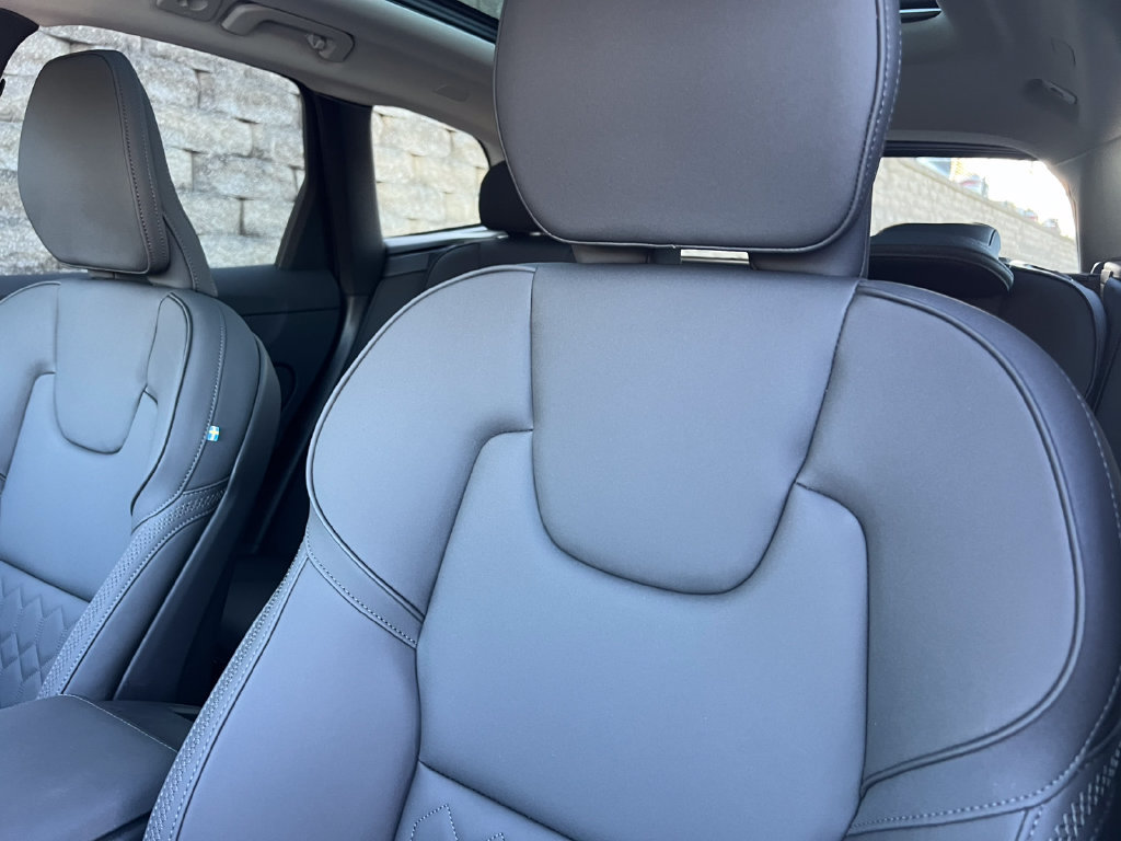 Used 2026 Volvo XC60 T8 Plus w/ Climate Package PRO AWD/4WD image 12