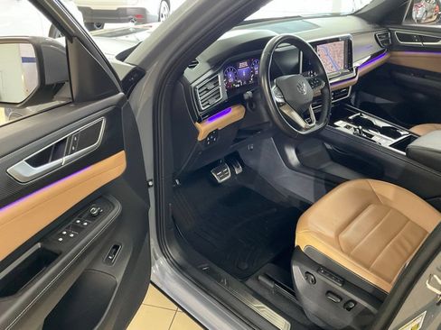 Used 2024 Volkswagen Atlas Cross Sport SEL R-Line AWD/4WD image 9