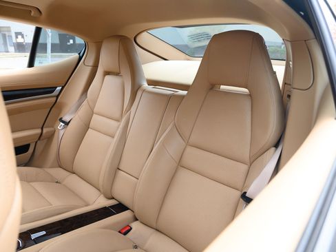 Used 2015 Porsche Panamera 4 image 17