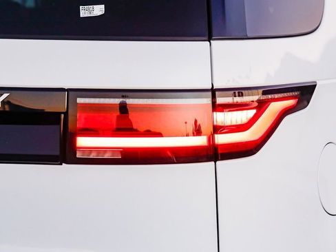 Used 2024 Land Rover Discovery S image 10