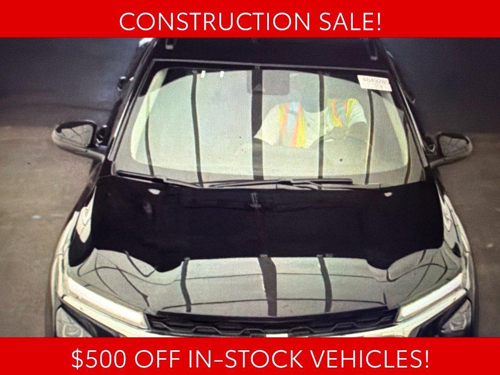 Used 2025 Chevrolet Trax LT w/ LT Convenience Package FWD image 2