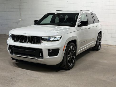 Used 2025 Jeep Grand Cherokee Overland w/ Luxury Tech Group IV AWD/4WD image 1