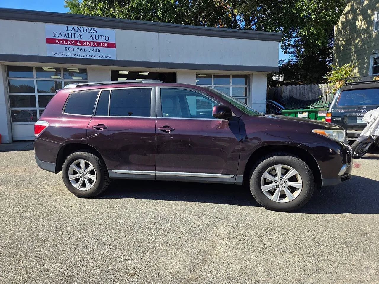 Used 2012 Toyota Highlander SE w/ Tow Pkg AWD/4WD image 3