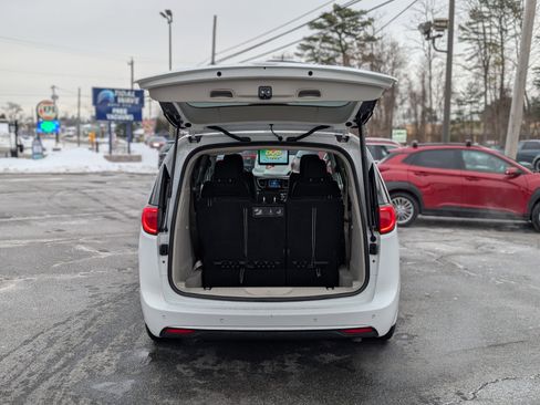 Used 2018 Chrysler Pacifica Touring-L image 46