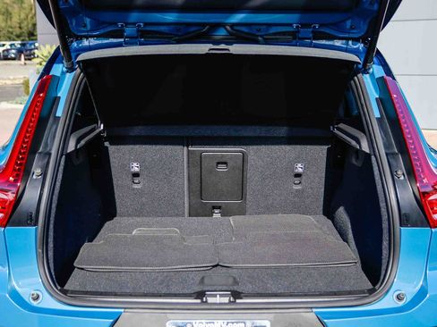 Used 2023 Volvo XC40 Recharge Core image 28