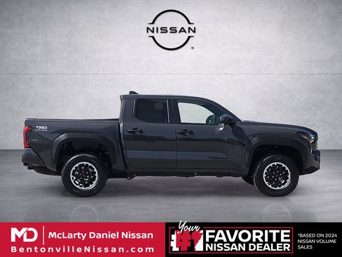 Used 2025 Toyota Tacoma TRD Off-Road AWD/4WD image 6
