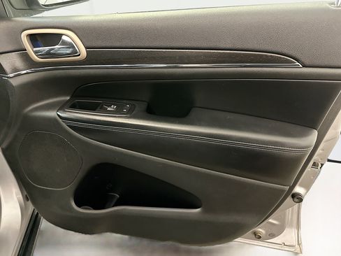 Used 2015 Jeep Grand Cherokee Limited w/ Luxury Group II image 35