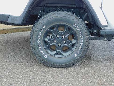 Used 2023 Jeep Gladiator Willys image 30