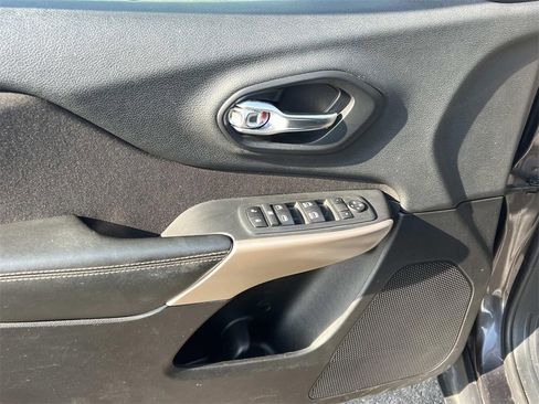 Used 2017 Jeep Cherokee Latitude image 12