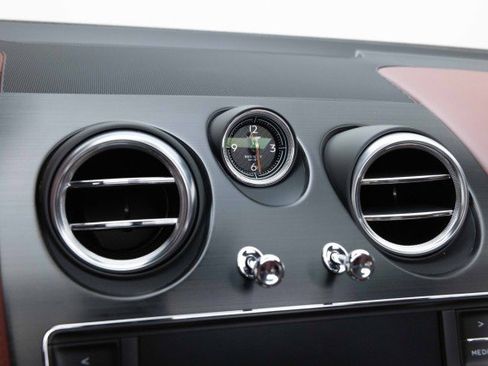 Used 2019 Bentley Bentayga image 40