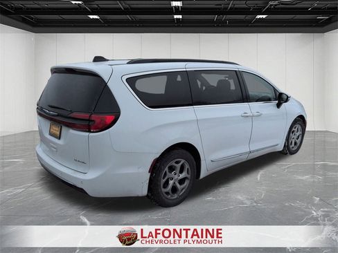 Used 2023 Chrysler Pacifica Limited image 8