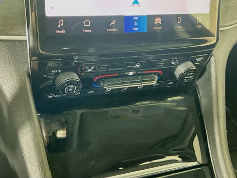 Used 2023 Jeep Grand Cherokee Limited image 16