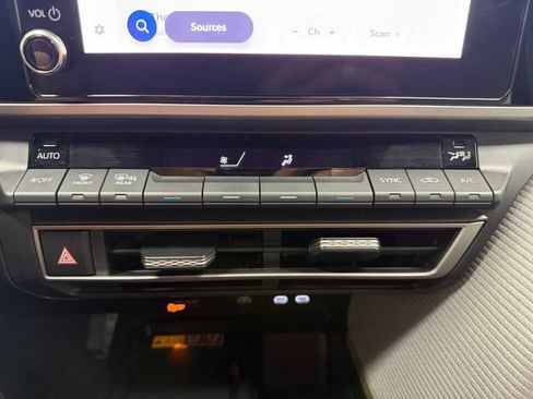 Used 2025 Toyota Camry SE w/ Convenience Package image 18