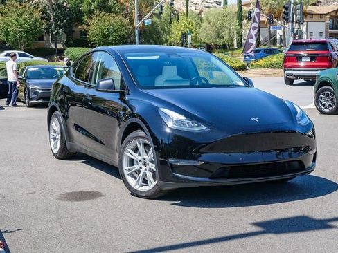 Used 2023 Tesla Model Y Long Range AWD/4WD image 2