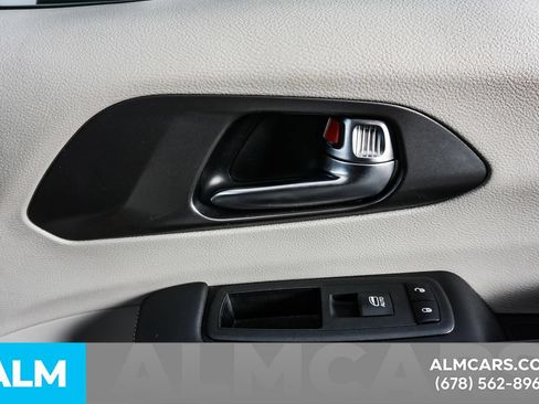 Used 2023 Chrysler Pacifica Touring-L FWD image 37