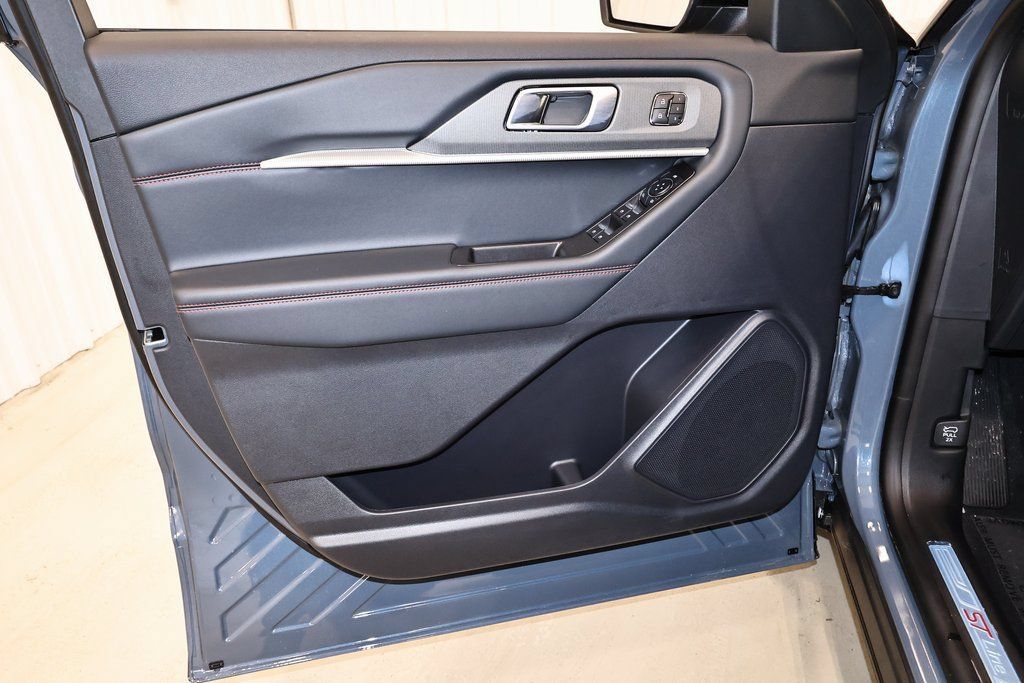 New 2026 Ford Explorer ST-Line w/ ST-Line Street Pack AWD/4WD image 10