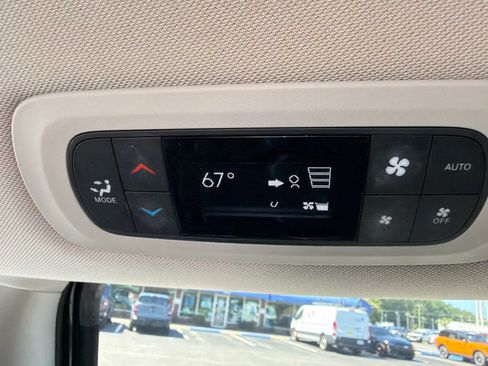 Used 2018 Chrysler Pacifica Touring-L Plus w/ Advanced Safetytec Group FWD image 16