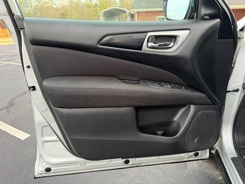 Used 2017 Nissan Pathfinder SV w/ SV Tech Package image 10