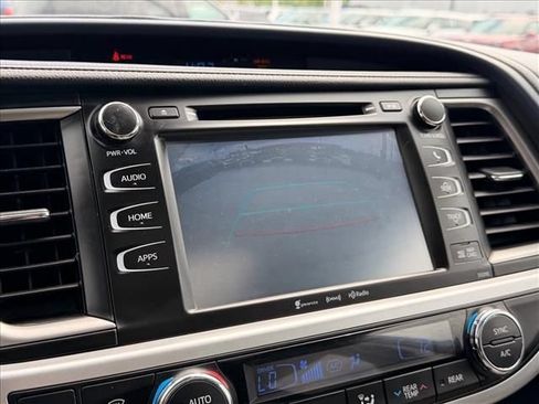 Used 2019 Toyota Highlander XLE AWD/4WD image 28