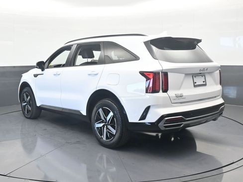 Used 2023 Kia Sorento S image 4