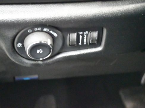Used 2025 Chrysler Pacifica Select FWD image 16