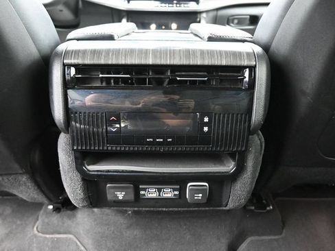 Used 2024 Jeep Wagoneer L Series II w/ Flexible Seating Group AWD/4WD image 28