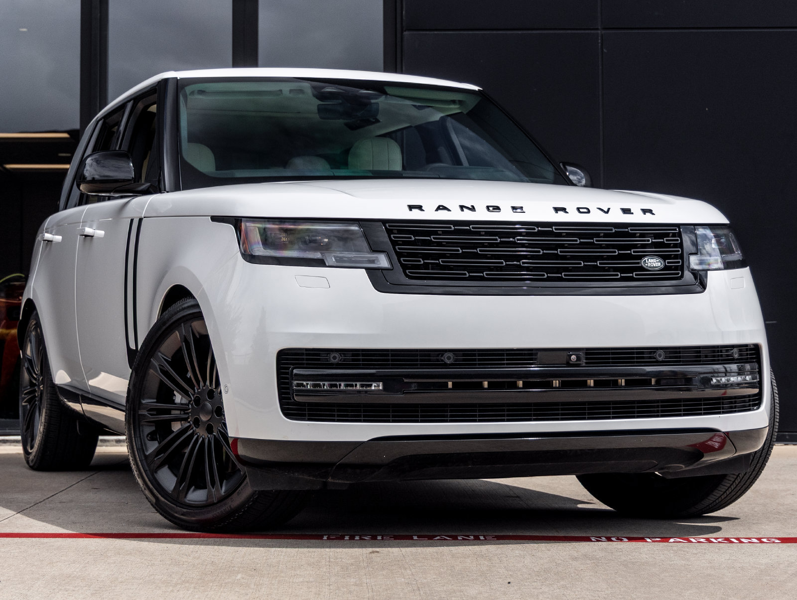 Used 2025 Land Rover Range Rover SE AWD/4WD image 2