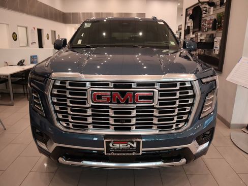 Used 2025 GMC Yukon XL Denali w/ Denali Reserve Package AWD/4WD image 3