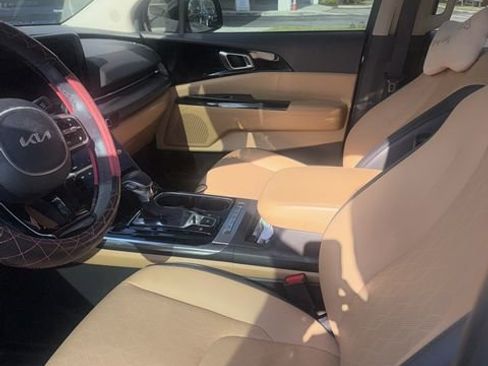Used 2024 Kia Carnival EX image 8