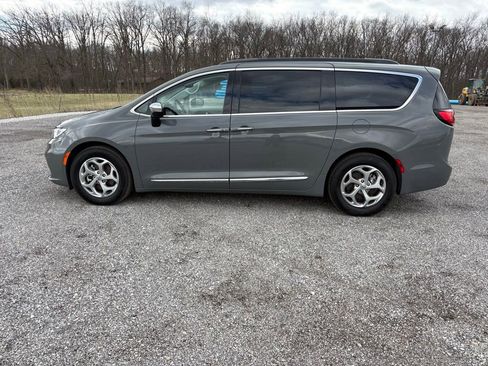 Used 2023 Chrysler Pacifica Limited FWD image 6