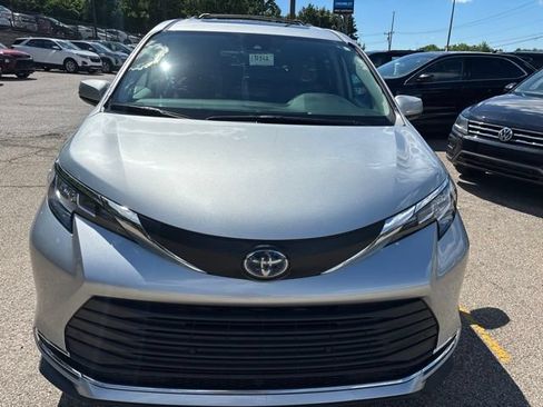 Used 2021 Toyota Sienna XLE FWD image 2