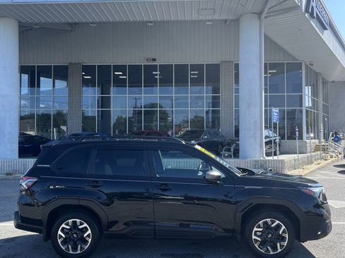 Used 2025 Subaru Forester Premium image 2