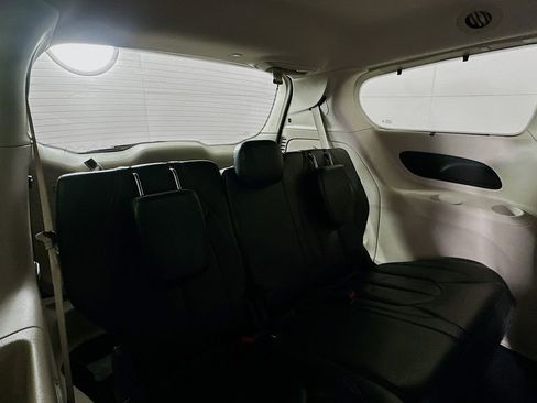 Used 2019 Chrysler Pacifica Touring-L image 27