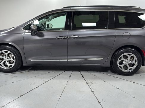 Used 2022 Chrysler Pacifica Limited image 8