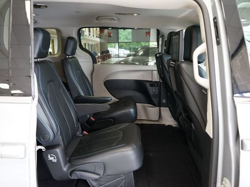 Used 2021 Chrysler Pacifica Touring-L w/ Uconnect Theater Family Group AWD/4WD image 13